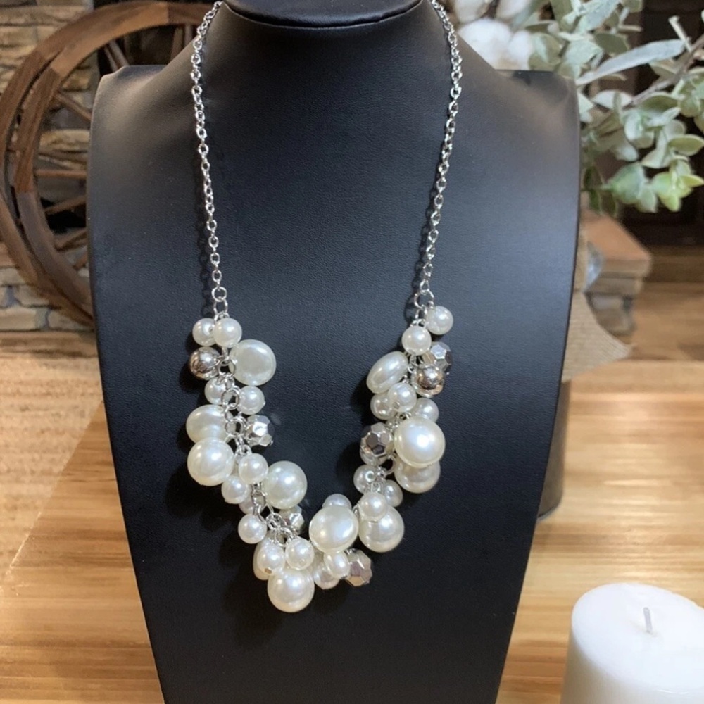 Paparazzi Necklace ~ Battle of the Bombshells White/Silver - Picture 2 of 5